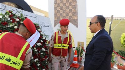 تحية لأبطالنا.. نائب محافظ المنيا يضع إكليل الزهور على النصب التذكاري للشهداء