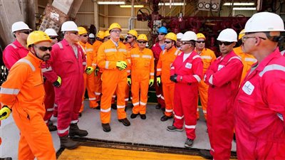 وزير البترول يتفقد الحفار البحري 