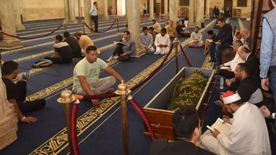 مدينة النبي تودع الدكتور أحمد عمر هاشم.. كفن يحمل سورة 