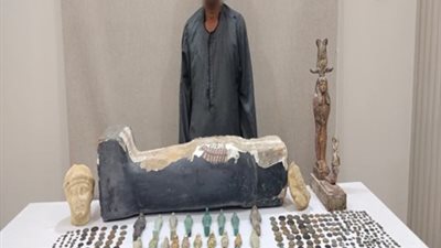 ضبط مزارع ببني سويف بحوزته 533 قطعة أثرية بقصد الاتجار