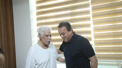 بتكليف من الرئيس السيسي.. وزير الصحة يزور الكابتن حسن شحاتة للاطمئنان على حالته الصحية