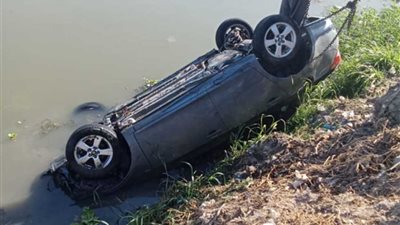 إصابة شخصين في انقلاب سيارة داخل ترعة السوهاجية بطهطا