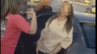 القبض على شابين وفتاتين بعد فيديو “الفعل الفاضح” على المحور وكسر زجاج سيارة