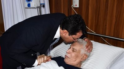 وزير الرياضة يطمئن على الحالة الصحية للكابتن حسن شحاتة