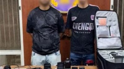 النيابة تأمر بحبس سائقي تطبيق نقل ذكي سرقوا حقيبة مصور بالقاهرة