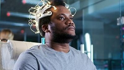 سامسونج تطور جهازًا مبتكرًا لقراءة نشاط الدماغ عبر الأذن بدقة تتجاوز 92%