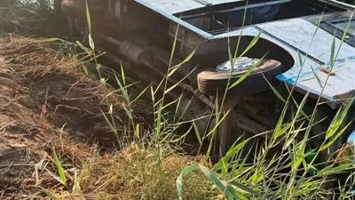 إصابة 5 تلاميذ ومشرف في انقلاب أتوبيس أطفال بترعة على طريق المنشية بالمنيا