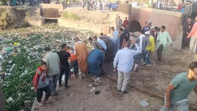 مصرع تلميذة وإصابة 10 آخرين في انقلاب تروسيكل بترعة بأسيوط (صور)