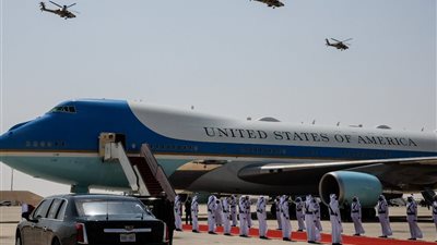 قصر طائر وغرفة عمليات حرب.. مالا تعرفه عن طائرة ترامب الرئاسية