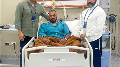 رئيس وفد العراق يشكر اللجنة الطبية بعد خضوعه لعملية قسطرة في بطولة العالم لرفع الأثقال