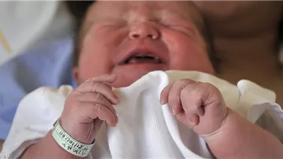 العثور على رضيع بقرية الأخصاص في الصف.. والكاميرات تكشف اللغز