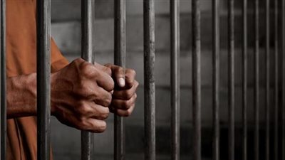 التحقيق مع عامل شرع في قتل كهربائي بسبب خلافات الجيرة في أسيم