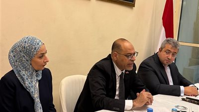 وزير العمل يلتقي ممثلي الجالية المصرية في قطر ..ويستمع إلى استفساراتهم