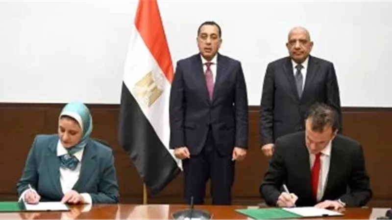 جانب من توقيع الاتفاقية