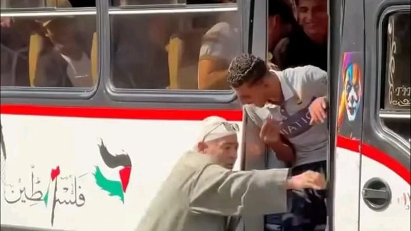 سقوط مسن من أتوبيس