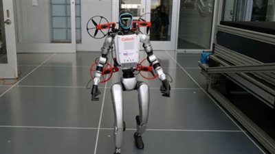 روبوت متحول من كالتيك يجمع بين المشي والطيران والقيادة في نظام واحد