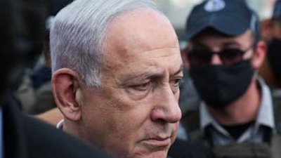 أزمة صحية جديدة تلاحق نتنياهو.. رئيس وزراء إسرائيل يطلب إنهاء محاكمته مبكرًا بعد إصابته بالتهاب رئوي