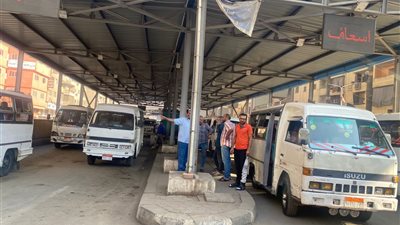 بعد تحريك أسعار الوقود.. بدء تركيب استيكرات التعريفة الجديدة بالجيزة| صور