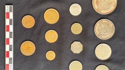 اكتشاف كبسولة رصاصية نادرة تحتوي على مجموعة عملات تاريخية في الإسكندرية