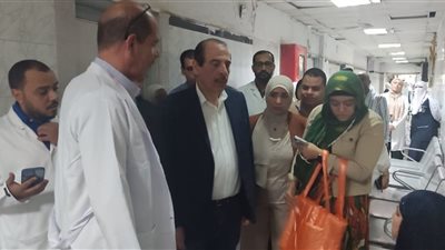 نائب وزير الصحة يتفقد مستشفيات الفيوم ويصرف مكافآت للعاملين بمستشفى الصدر