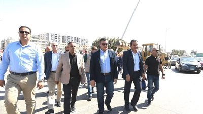 وزير الإسكان يتفقد الطرق والمحاور والميادين بمدينة العاشر من رمضان