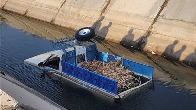 من كوب شاي إلى صدمة.. صاحب سيارة يكتشف غرق سيارته في ترعة العدر بأسيوط