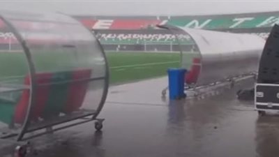 الأمطار تضرب ملعب مباراة الأهلي وإيجل نوار 