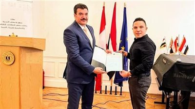 باحث مصري يفوز بجائزة دولية في أبحاث الحفريات الدقيقة