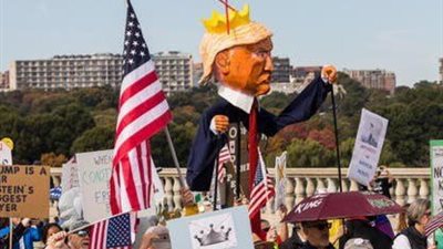 مظاهرات عارمة تجتاح المدن الأميركية ضد استبداد ترامب.. ملايين يرفعون شعار لا للملوك