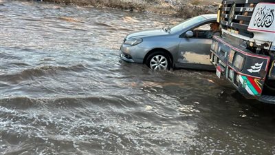 تعطل حركة المرور بالأوتوستراد بعد كسر ماسورة مياه رئيسية بطرة