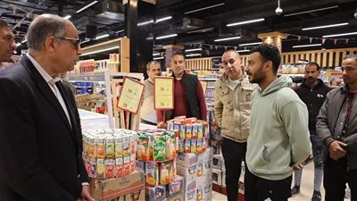 ضبط الأسواق في المنيا.. توجيهات مباشرة من المحافظ بتكثيف الرقابة التموينية