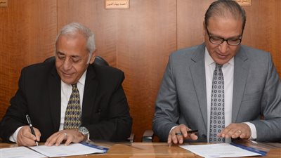 البنك الأهلي ومؤسسة أخبار اليوم يوقعان عقد تأجير مخازن بمدينة السادس من أكتوبر