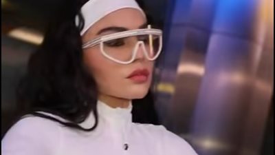 هيفاء وهبي تروّج لأغنيتها الجديدة بإطلالة رياضية وتستعد لحفل رأس السنة في أبوظبي