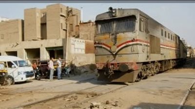 ثوانٍ من الرعب تنتهي ببطولة.. مراقب مزلقان ينقذ سيدة من موت محقق