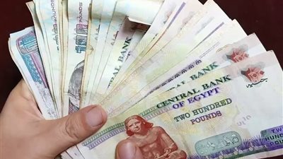 ضربة البنزين.. هل يُنقذ رفع الحد الأدنى للأجور إلى 10 آلاف جنيه المصريين من قبضة غلاء المعيشة؟