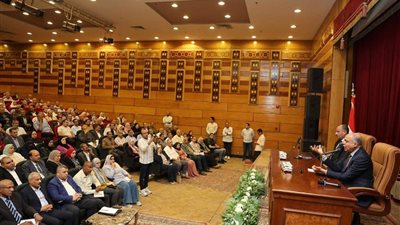 محافظ المنيا يناقش تحديات التعليم ويوجه بتحسين بيئة المدارس ورفع كفاءتها