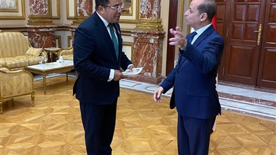 رئيس حزب الوعي يتسلم كارنيه عضوية مجلس الشيوخ لدور الانعقاد 2025