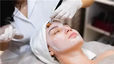 من الترطيب إلى النوم العميق.. كيف تعتني ببشرتك بعد السهر والمكياج؟