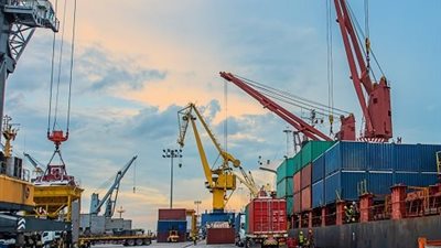 الموانئ الجافة.. شرايين اقتصادية تعيد رسم خريطة التجارة في مصر