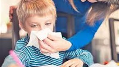 هل إصابة الأطفال المتكررة بالبرد تعني ضعف المناعة؟.. طبيب يوضح 