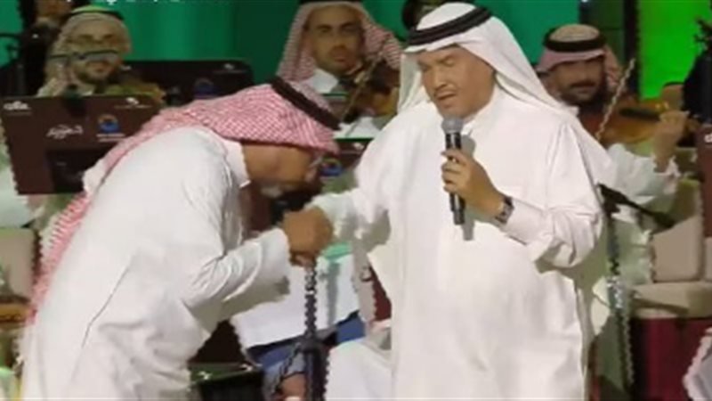 هاني فرحات يقبل يد