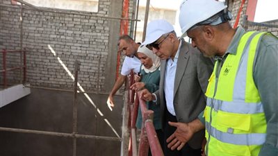 محافظ المنيا يتابع إنشاء محطة معالجة الصرف الصحي بقرية قفادة ضمن 
