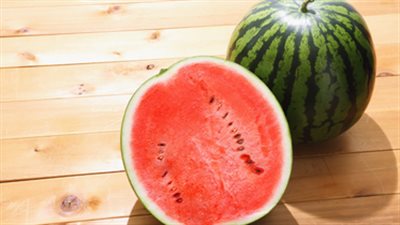 فواكه تحمي من سرطان القولون وتعزز صحة الأمعاء: دراسات تكشف السر