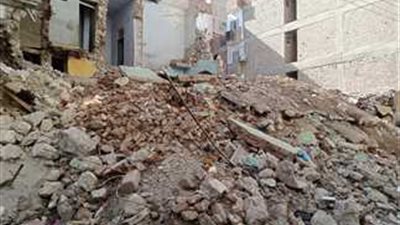 مصرع طفلة وإصابة 5 من أسرتها في انهيار منزل بقرية الأشمونين بالمنيا