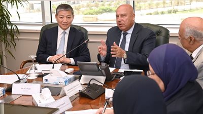 الوزير يبحث مع السفير الصيني توسع الاستثمارات بالمنطقة الاقتصادية وتعاون النقل والصناعة