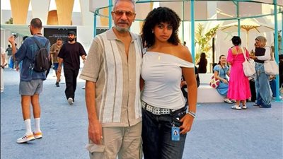 «جمهور كذاب».. صبري فواز يوجه رسالة حادة وصادمة لمنتقدي إطلالة ابنته بالجونة