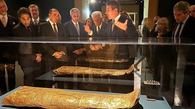 رئيس إيطاليا يفتتح معرض 