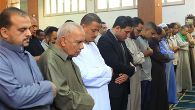 نائب محافظ سوهاج يؤدي الجمعة بأخميم ويتفقد الشوارع والخدمات