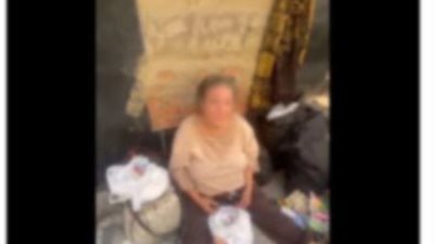 مأساة سيدة في القاهرة.. طردتها أسرتها من منزلها لتجد نفسها على الرصيف