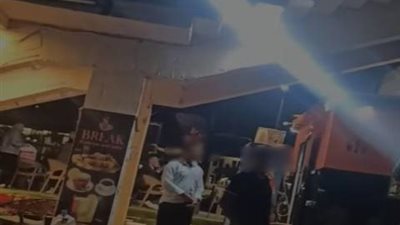 جروح خطيرة.. مشاجرة عنيفة بين 4 سائقين لخلاف حول أولوية تحميل الركاب في الأزبكية|«فيديو»